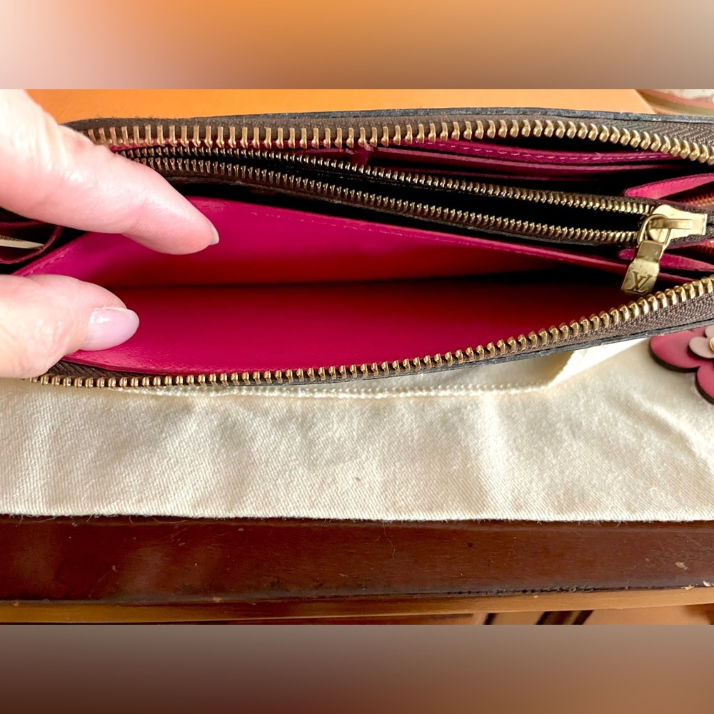 Louis Vuitton Clemence wallet blooming flowers Fuchsia 
EXCELLENT CONDITION - Picture 9 of 16